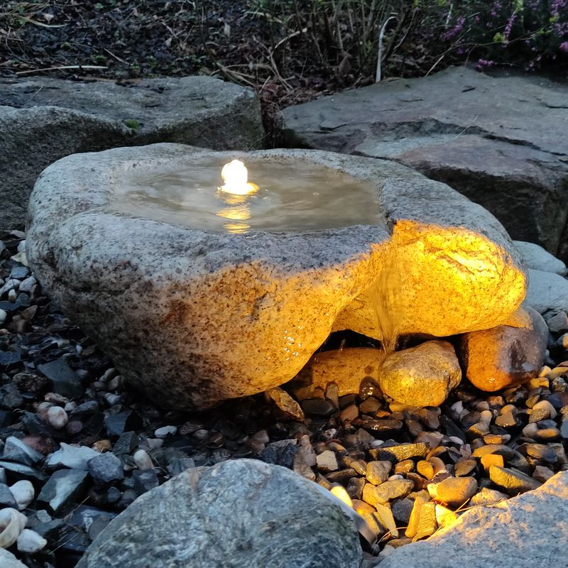 Přírodní zahradní fontána vrtaný kámen s pítkem 