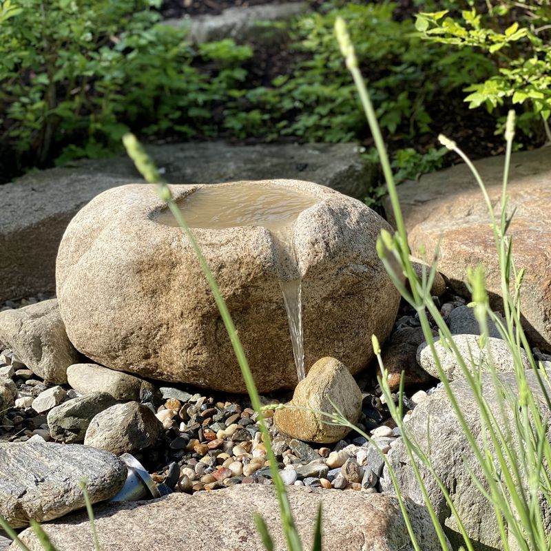 Zahradní fontána z přírodního kamene s pítkem 