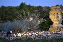 Dekorativní osvětlení sochy v zahradě 
