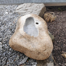 Kamenné pítko s otvorem pro fontánu Stopa 
