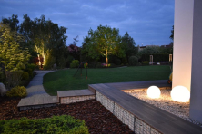 Osvětlená zahrada venkovní svítící koule 12V 