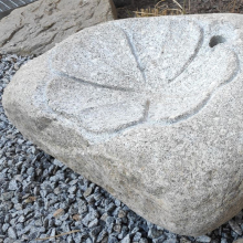 Přírodní kamenné pítko na zahradu Čtyřlístek 