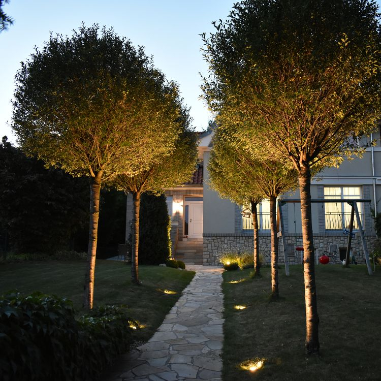 Osvětlení stromů v zahradě, zemní reflektor Rubum 