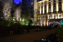 Dekorativní osvětlení hotelové zahrady v Praze 
