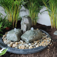 Vodní prvek s přírodními kameny instalace 